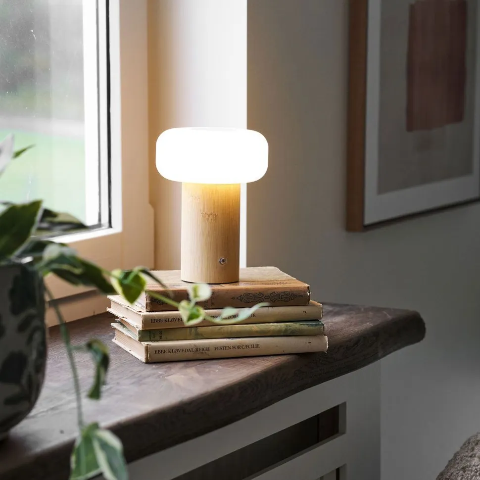Ladattava pöytävalaisin House Nordic Stafford, IP20, 3.7V, 1200mAh, bambu/valkoinen