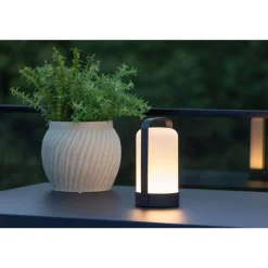 Ladattava pöytävalaisin Venture Home Fern, sisä- ja ulkokäyttöön, ø12x22cm, musta