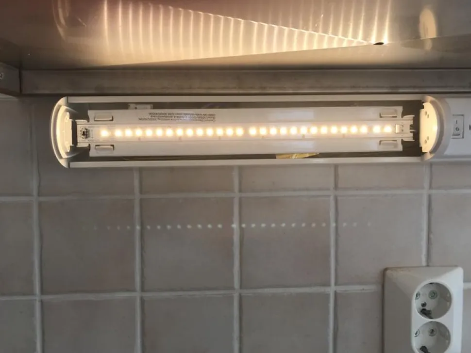 LED-työpistevalaisin Ensto Ali AL13211LED/DW 6W/8DW 475 mm 2-osainen pistorasia + kytkin valkoinen