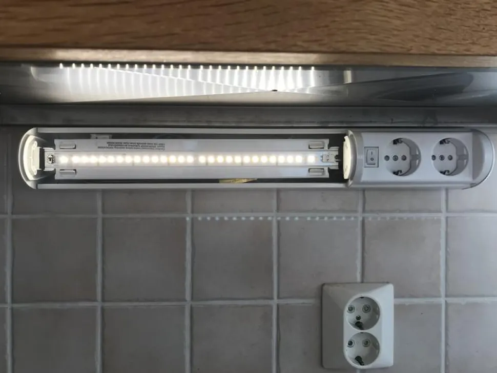 LED-työpistevalaisin Ensto Ali AL13211LED/DW 6W/8DW 475 mm 2-osainen pistorasia + kytkin valkoinen