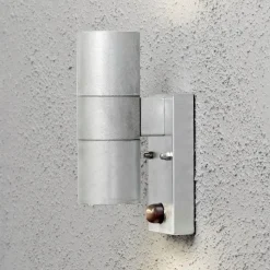 Seinävalaisin Konstsmide Modena 7542-320 65x110x200 mm ylös/alas liiketunnistimella sinkitty teräs