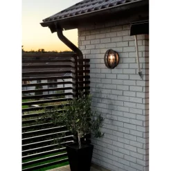 Seinävalaisin Konstsmide Oden 516-750 pistorasialla musta