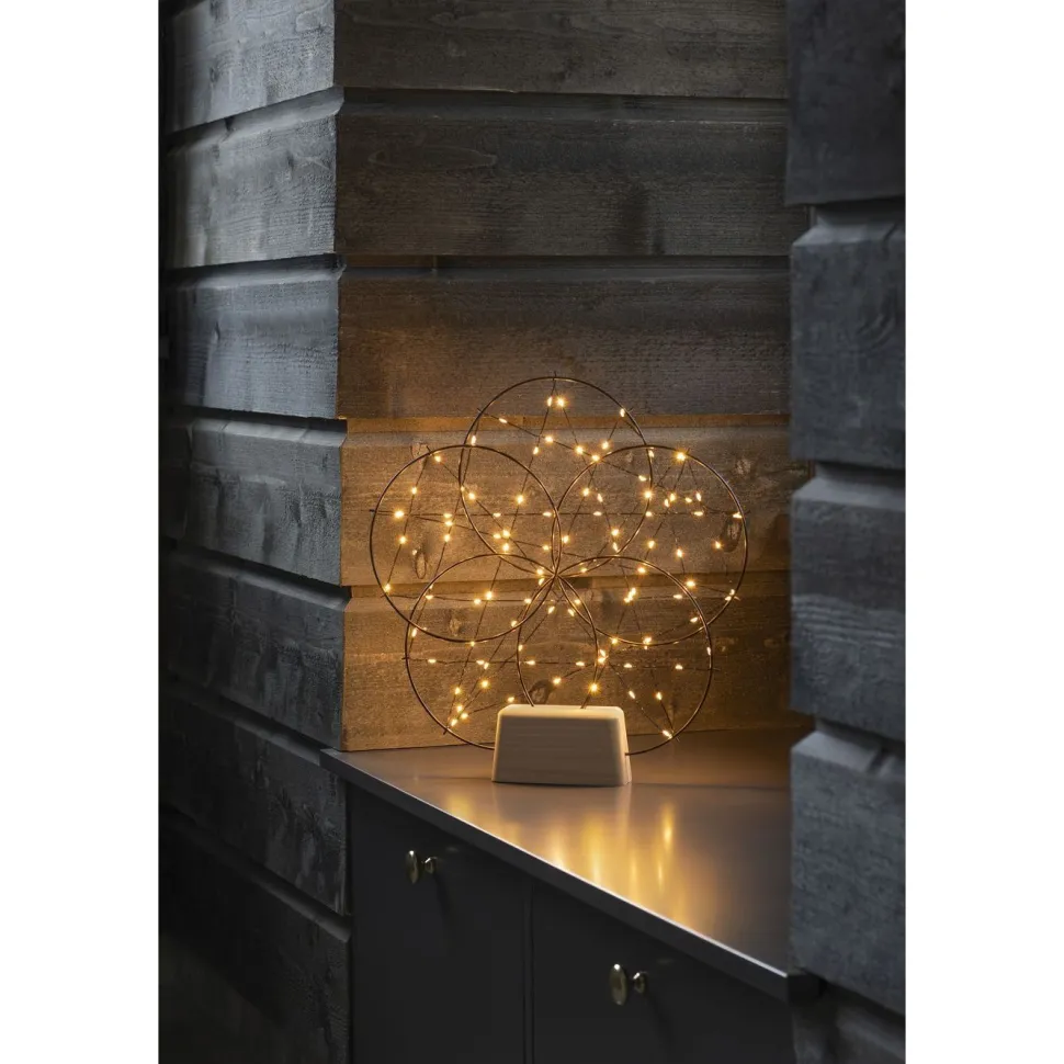 Unisieppari Konstsmide, 100 x LED, Ø40cm, puujalusta